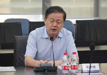 說明: F:\【資料與辦公】\辦公區(qū)\2.網(wǎng)站新聞\2019年\9月\2019.09.07 方大集團舉辦“高級管理人員研修班”培訓(xùn)\熊總(文中.jpg