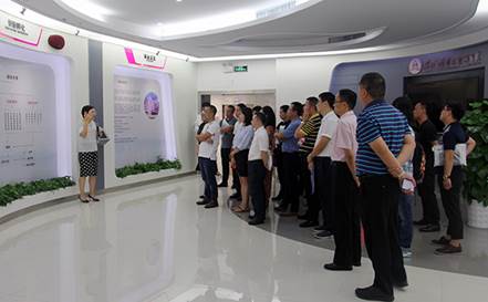 說明: F:\【資料與辦公】\辦公區(qū)\2.網(wǎng)站新聞\2019年\9月\2019.09.07 方大集團舉辦“高級管理人員研修班”培訓(xùn)\參觀展廳(文中.jpg