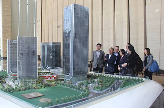 說(shuō)明: F:\【資料與辦公】\辦公區(qū)\2.網(wǎng)站新聞\2019年\12月\2019.12.10 上海市松江區(qū)經(jīng)濟(jì)科技開發(fā)區(qū)黨工委書記袁球坤一行蒞臨方大集團(tuán)考察\參觀(文中.jpg